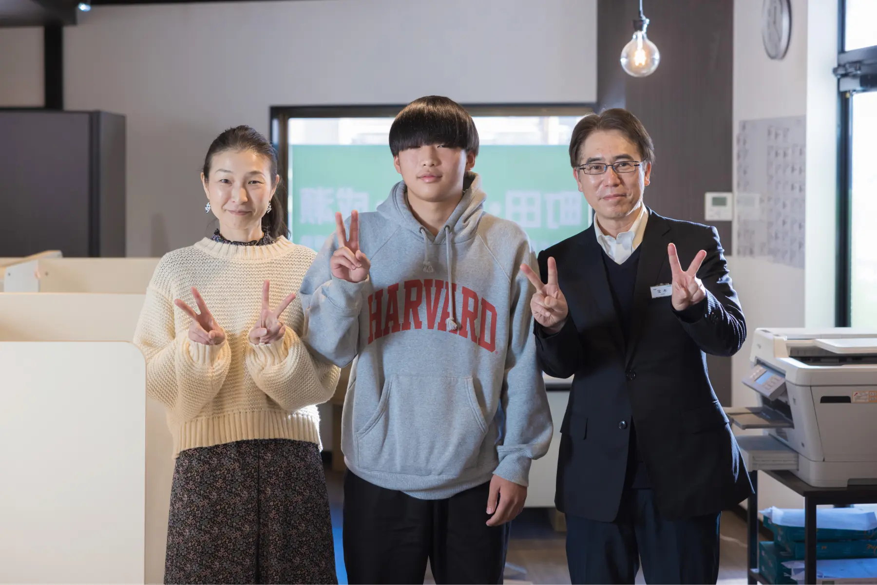 タモンさん、お母さん、宝木教室長(取材当時)